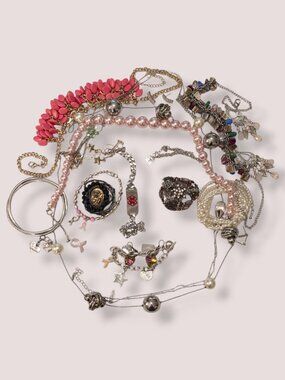 QUINTESSA - Vintage To Now Jewelry Lot - 076